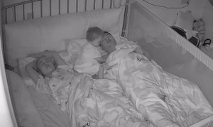 Phản ứng khó chịu của em bé khi bú nhầm 'ti' bố