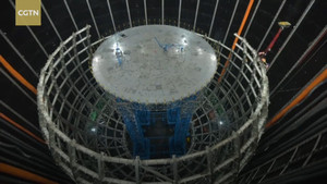 Video: Quá trình lắp cấu trúc nặng 600 tấn của máy dò hạt ma