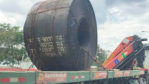 Video: Hãi hùng mối nguy hiểm từ xe chở thép cuộn quá tải trên Quốc lộ 5