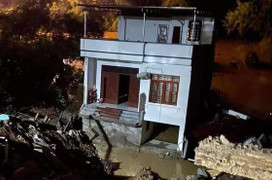 Ba căn nhà sụt xuống sông trong đêm, nhiều người tháo chạy