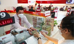 Người dân đổ tiền vào gửi ngân hàng