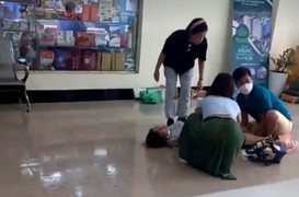 Video: Chồng đỡ đẻ cho vợ tại sảnh chung cư ở Hà Nội