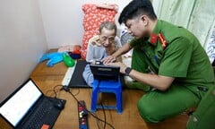Ảnh: Công an Hà Nội 'đi từng ngõ, gõ từng nhà' làm thủ tục cấp căn cước gắn chíp