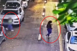 Mẹ vô tâm chỉ biết lo cho mình, khiến con gái 3 tuổi bị cuốn vào gầm ô tô