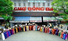 Tiểu thương trình diễn thời trang mừng thành lập khu chợ trăm tuổi ở cố đô Huế
