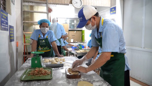 Video: Làng bánh trung thu cổ truyền Xuân Đỉnh vào vụ