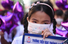 Học sinh lớp 1 mếu máo ngày đầu tiên đi học