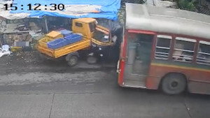 Video: Xe buýt bị lỗi phanh, tông loạt ô tô đang đỗ trên đường ở Ấn Độ