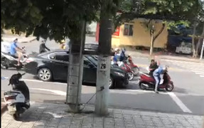 Phú Thọ: Tài xế côn đồ hành hung người đi xe máy vì không chịu nhường đường