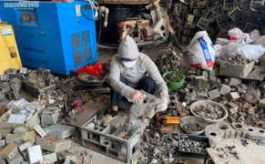 'Mổ xác' máy bay, tàu hỏa, cả làng đổi đời thành giàu có