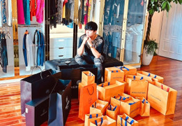 Sao Việt 24/8: Ngồi giữa đống hàng hiệu, Nathan Lee than thở 'không mua được gì'