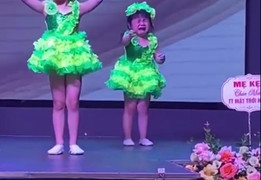 Cô bé bật khóc nức nở giữa sân khấu, lý do đáng yêu đằng sau gây cười không ngớt