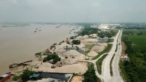 Video: Hàng loạt bãi tập kết vật liệu xây dựng 'bức tử' đê điều ở Vĩnh Phúc