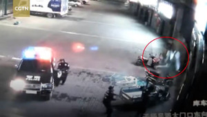 Video: Khoảnh khắc cảnh sát dùng tay không đỡ cô gái nhảy lầu