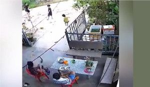 Con gái sút bóng vỡ luôn bát cơm của bố