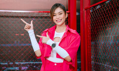 Á hậu Mâu Thủy làm bảo mẫu cho các cầu thủ nhí