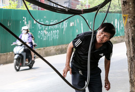Dây điện, dây viễn thông chằng chịt khắp phố phường, 'bẫy' người đi đường Hà Nội