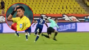 Trọng tài Trung Quốc bị cầu thủ đánh lén, dân mạng phản ứng bất ngờ