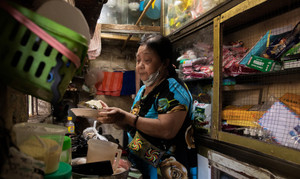 Ảnh: Bà giáo già nuôi 4 miệng ăn, chật vật sống trong căn nhà 6m2 ở Hà Nội