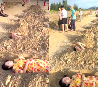 Xôn xao clip nhóm du khách nằm dưới 'huyệt mộ' tự đào giữa bãi biển Cửa Lò