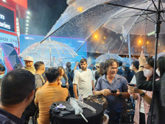 Ảnh: Nhiều người đội mưa nhận Galaxy Z Fold4 và Z Flip4 sớm