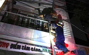 Cứu 4 người mắc kẹt trong ngôi nhà 2 tầng bị cháy lúc rạng sáng