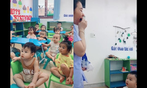 Cả lớp tròn mắt, há miệng chăm chú xem cô giáo ăn bánh