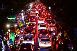 Mưa tầm tã, người Hà Nội tối mịt vẫn chôn chân ngoài đường