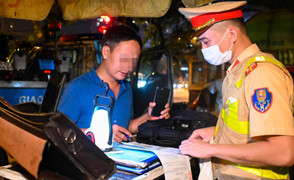 Vi phạm kịch khung nồng độ cồn, tài xế cãi 'chỉ dắt xe chứ không cầm lái'