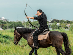 Ảnh: Cưỡi ngựa bắn cung mang phong cách Mông Cổ giữa lòng Hà Nội