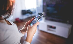 Phụ huynh dùng điện thoại nhiều sẽ thường xuyên la mắng con