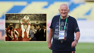 Chiếc áo 'hàng độc' khoe chiến tích lẫy lừng của HLV đẳng cấp nhất V-League