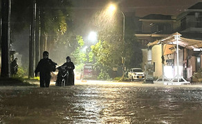 Mưa lớn, nhiều tuyến phố ở Hải Phòng, Quảng Ninh ngập trong biển nước