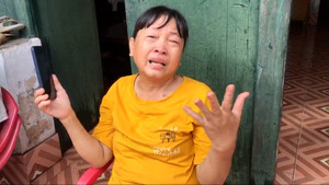 Video: Nước lũ ngập tận mái nhà, người dân khóc than vì trắng tay