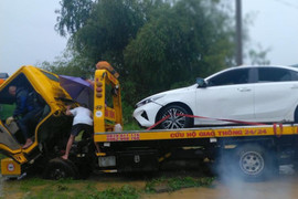 Hà Nội: Giải cứu 2 người trong ô tô bị lũ cuốn lúc nửa đêm