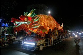 Video: Rước đèn trung thu khổng lồ trên đường phố Tuyên Quang