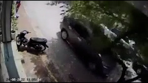 Video: Ô tô đang đi bất ngờ bị cành cây đổ ập xuống