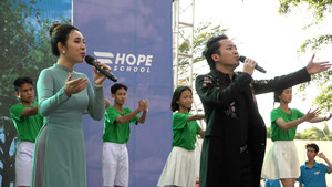 Video: Tùng Dương, Bảo Trâm hòa nhịp yêu thương tại trường Hy Vọng