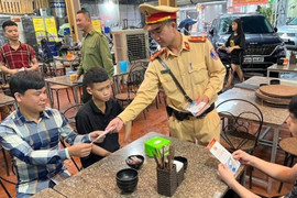 Một quận ở Hà Nội lập tổ xe ôm miễn phí đưa người say rượu bia về nhà