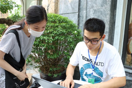 Học sinh Hà Nội gom rác tái chế qua dự án 'CLEEN Project'