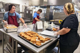 Tranh cãi việc trường Mỹ thuê học sinh làm nhà bếp, trực điện thoại