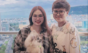 Sao Việt 29/8: Thiện Nhân tươi hết cỡ bên người yêu đồng giới