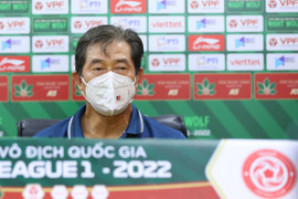 HLV Bae Ji-won chia sẻ công việc với trợ lý Hải Biên