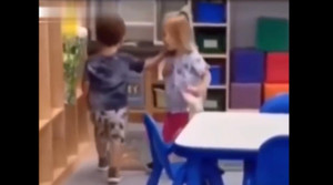 'Nam thần nhí' kiêu chảnh khi bạn gái làm quen