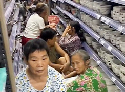 Video: Người cao tuổi 'chiếm' siêu thị tránh nóng ở Trung quốc