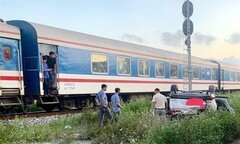 Cố tình băng qua đường sắt, ô tô bị tàu hoả húc văng, người trên xe thoát nạn