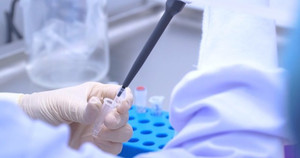 Bệnh viện quá tải, nhân viên y tế làm việc 14 tiếng/ngày