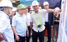 Bí thư, Chủ tịch Hà Nội thị sát 5 dự án quan trọng của thành phố