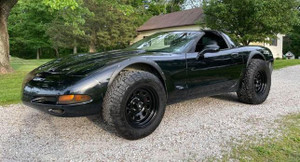 Xe thể thao Chevrolet độ lốp khổng lồ