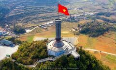 Tự hào chiêm ngưỡng 5 cột cờ kiêu hãnh tung bay dọc mảnh đất Việt Nam 